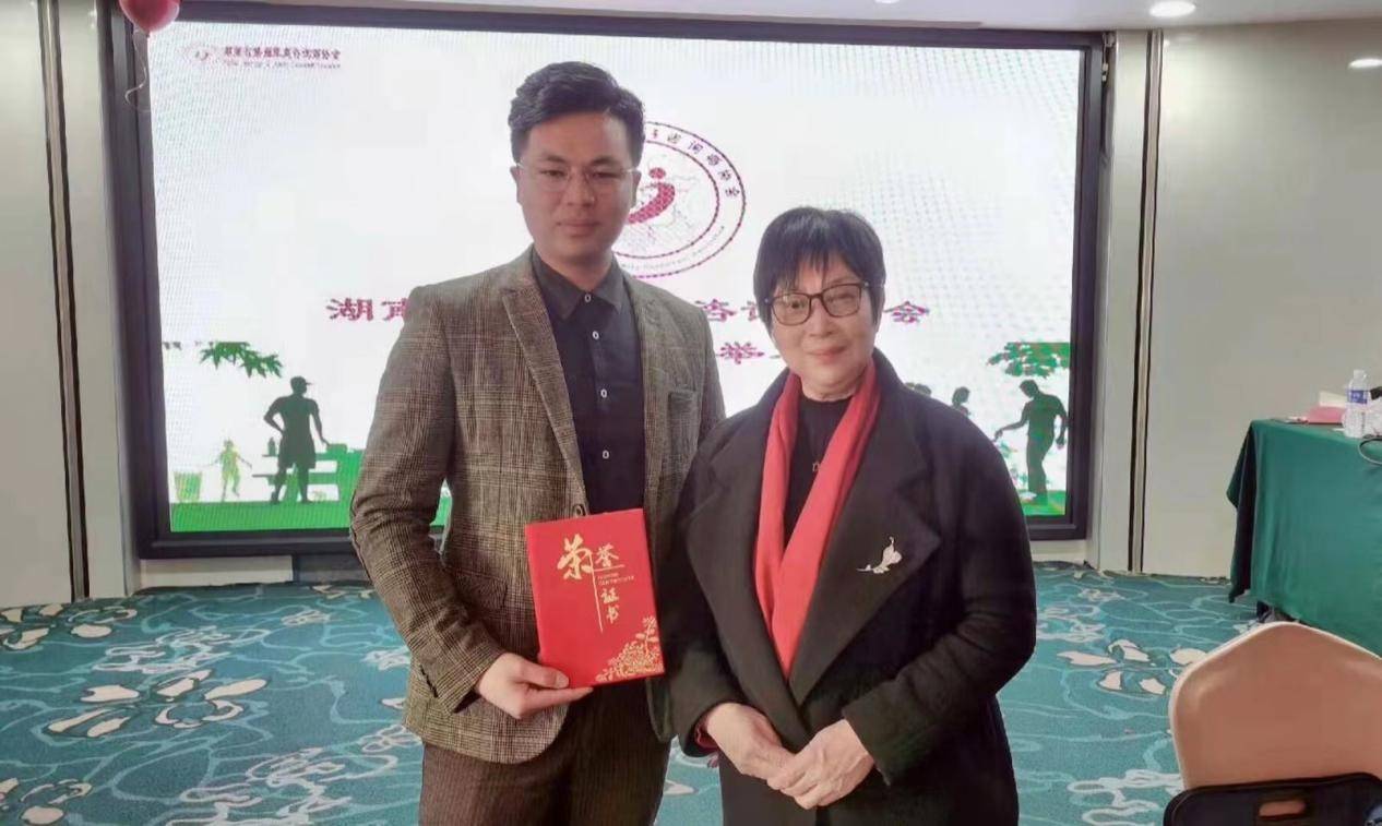 周汉莲女士与稳爱情感创始人周汉鹏先生合影