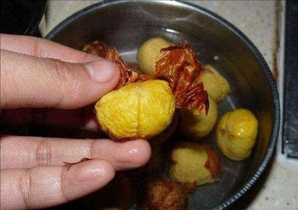 板栗剥皮太麻烦？教你三个小妙招，轻松剥出完整栗子