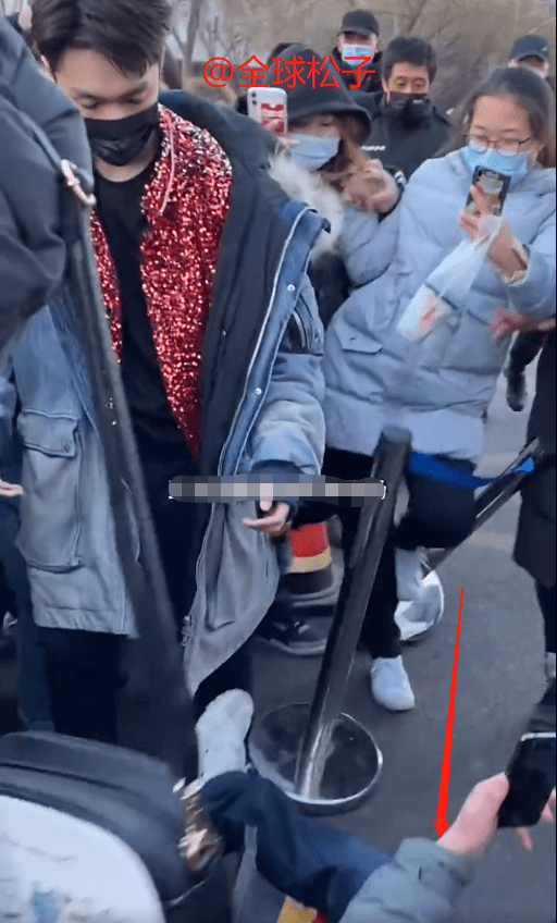 张艺兴春晚彩排路透曝光,遇男粉丝摔倒随手扶起,颇暖心