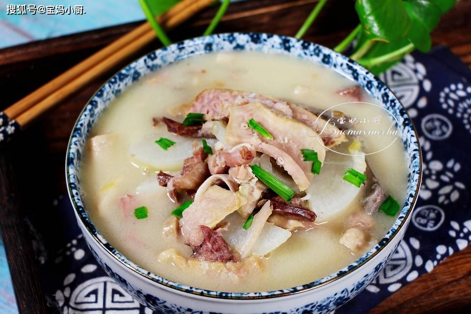 再撒点蒜末或韭菜就可以上桌了这道香喷喷还不腻的牛杂萝卜汤就做好了