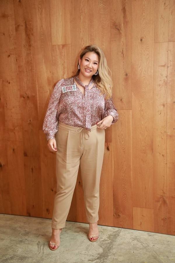 原创郑欣宜大码身材超自信缎面衬衫显浑圆身材气质却比谁都好