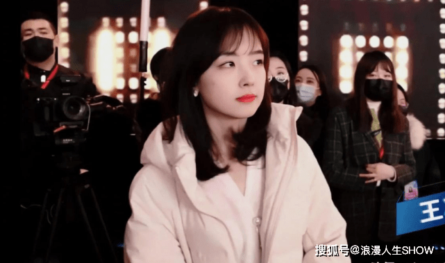 央视女记者庄晓莹受热捧高颜值俏皮可爱张扬温柔知性翻红网络