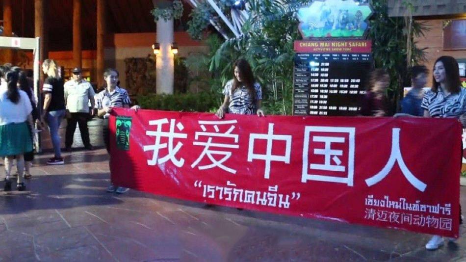 泰国为迎接中国游客，海关做出暖心之举，窗口贴出“不收小费”！