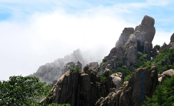 晴空一睹蓬莱美，晚霞一观崂山景，黎明重唤流水情