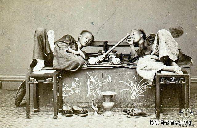 清朝时期,仍然有人抽烟和吸食鸦片,但由于价格高昂,所以当时能抽起