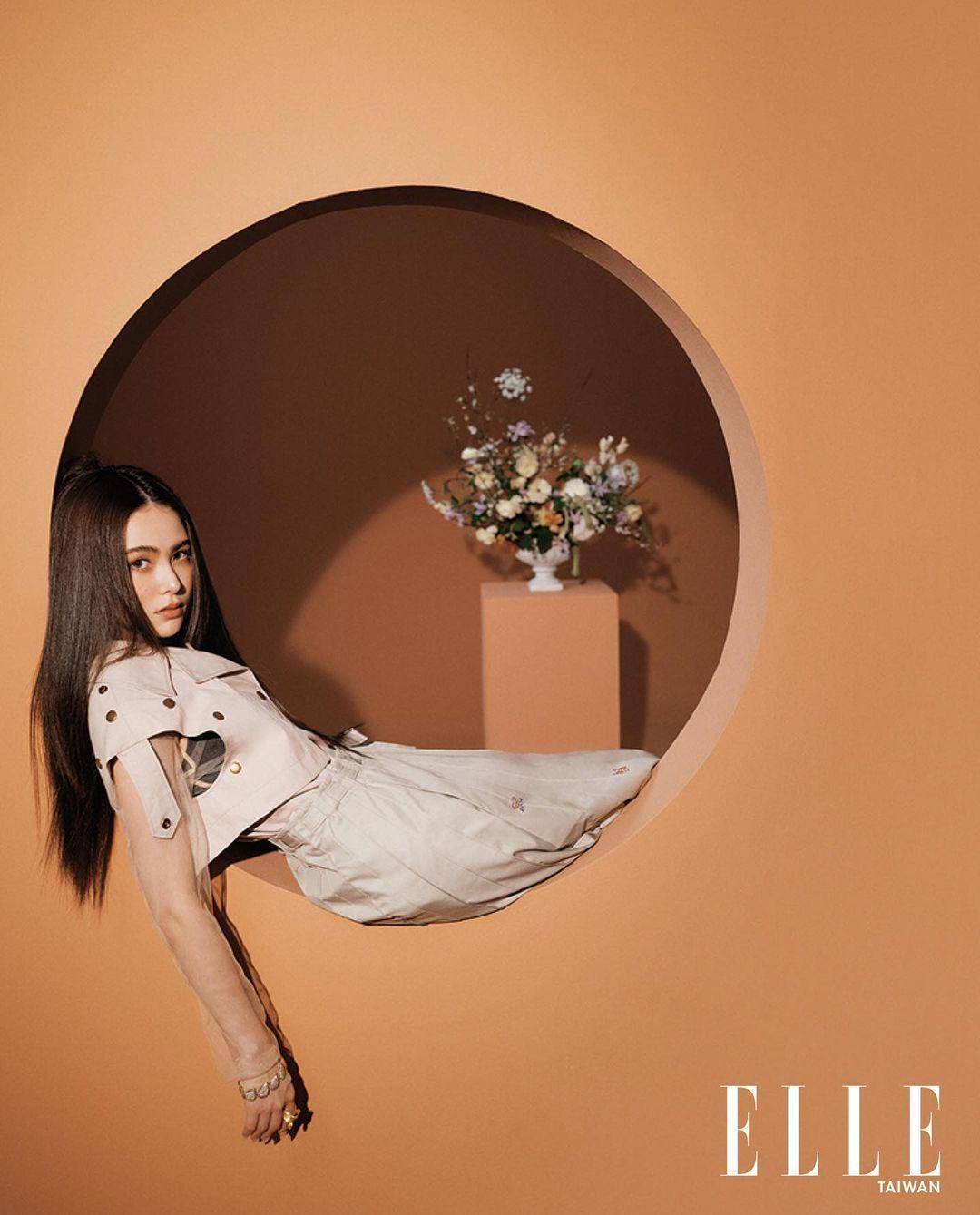 原创昆凌时尚杂志封面刊大片长直发十分温柔多套造型演绎可甜可盐