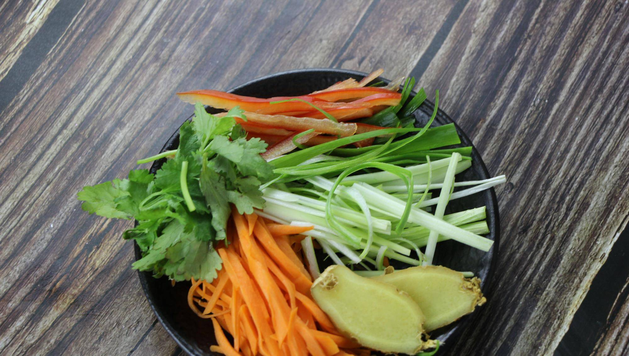 这鱼肉质鲜美,软嫩无刺,健脑补钙,老人小孩要多吃_葱丝