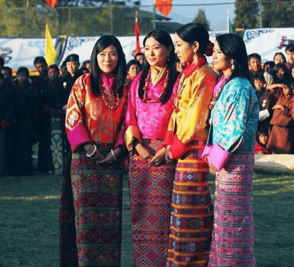 不丹老国王娶4个姐妹，生5个公主，雪域滋养凤眼迷人比佩玛动人