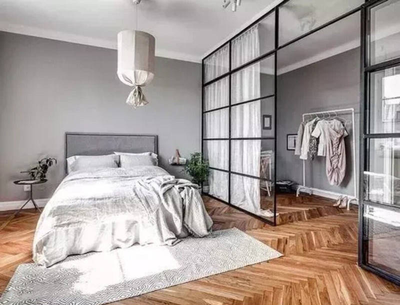 相反的,在两者之间加上一扇玻璃隔断,效果就变得不一样了,虽然玻璃