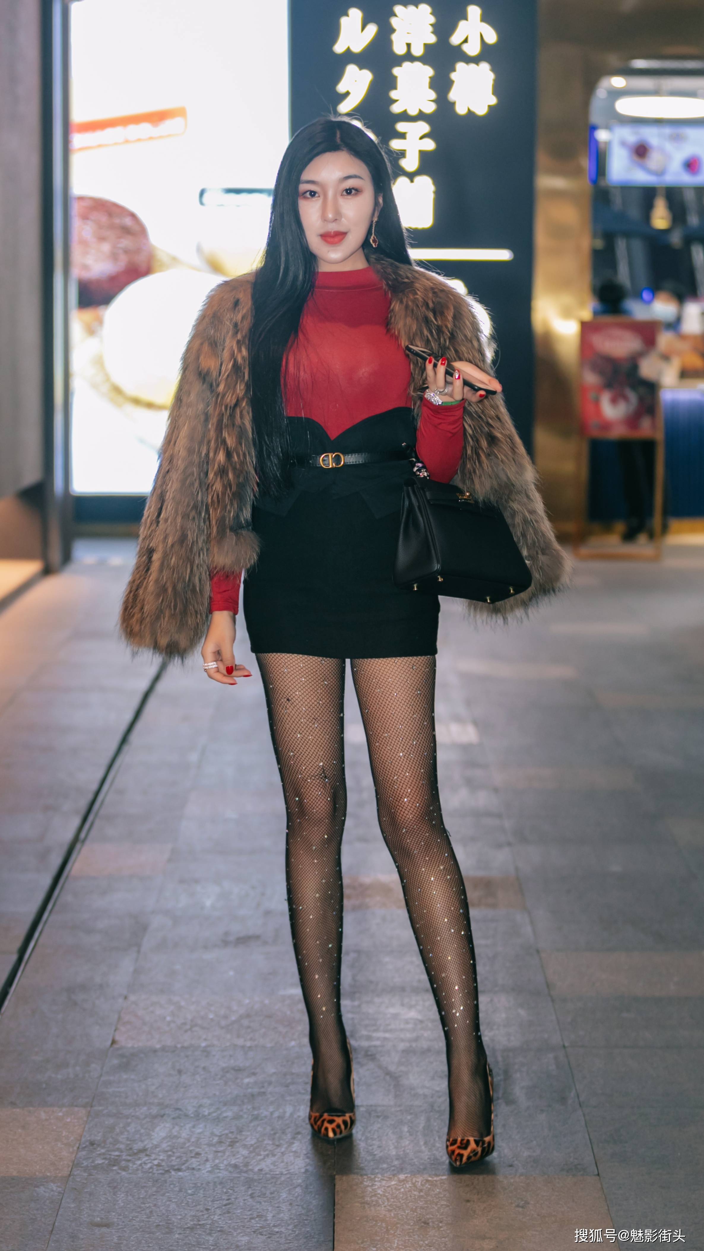 不要小看这薄薄的丝袜,不仅保暖还具有修正腿型的功效,如果在配上一