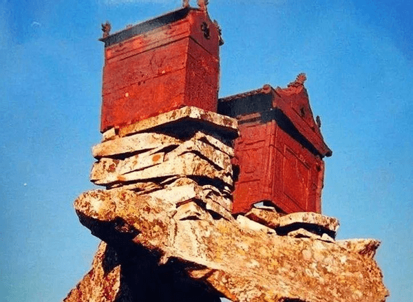 西安最神奇的铁庙：立于2300米的山顶百年不倒，四面都是悬崖