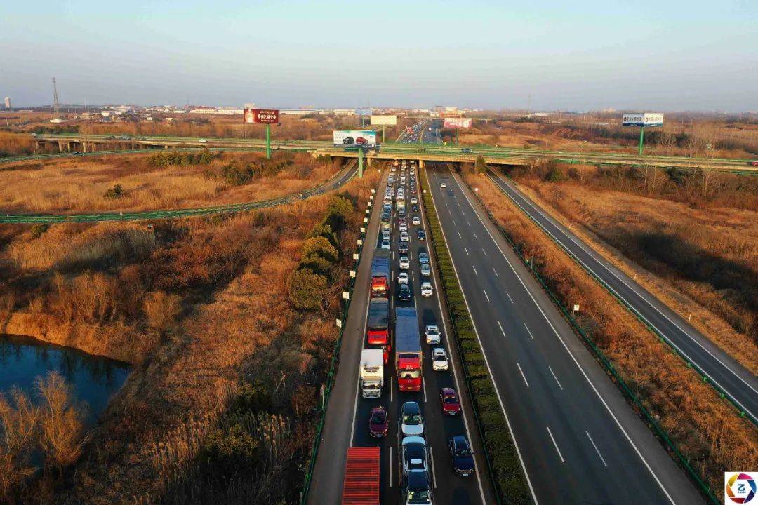 返乡车辆一眼望不到头 空中俯瞰高速公路 熟悉的一幕又出现 方向