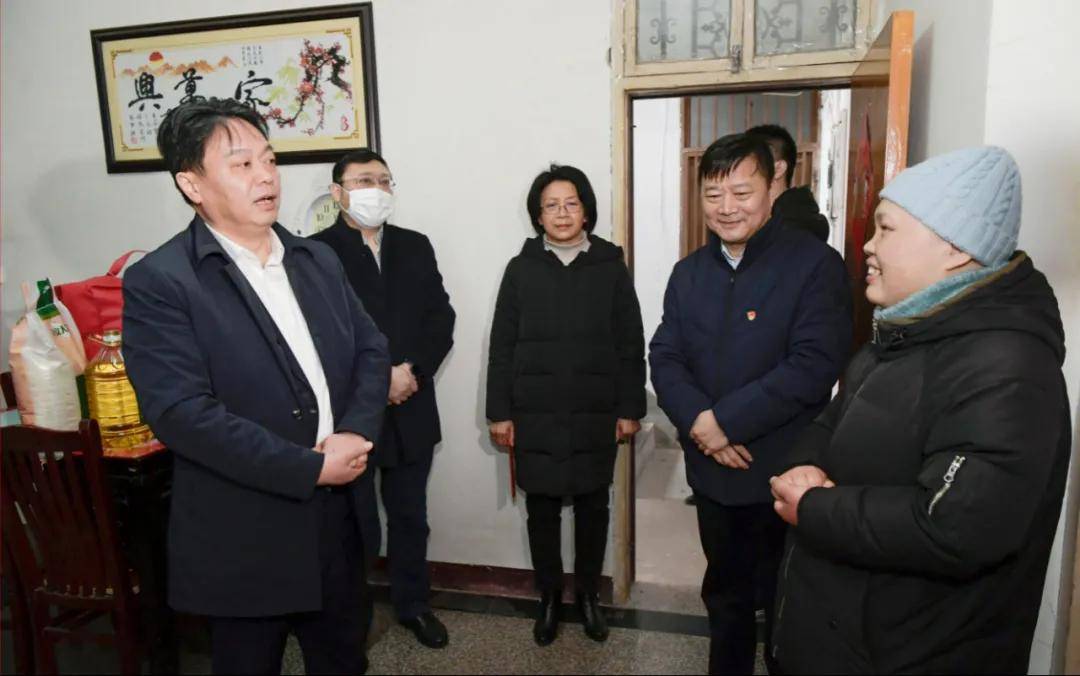 于立忠(左一)慰问困难职工樊娟(右一)