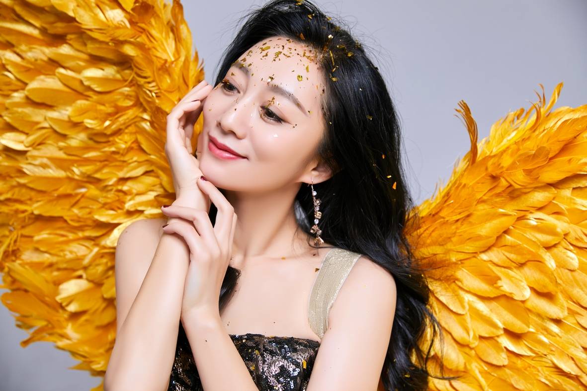 组图:原子飞新年写真曝光 金色翅膀造型别致