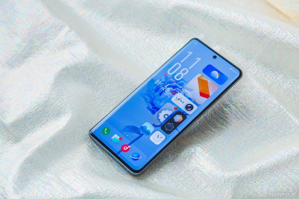 荣耀|2021手机市场格局大变：华为冲击超高端，小米荣耀OV有望捡漏？