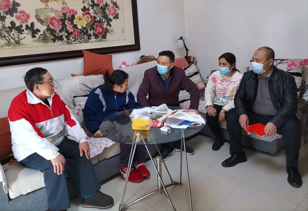 区残联党组成员,副理事长张明波走进青龙街道,深入到低保残疾人罗芳秋