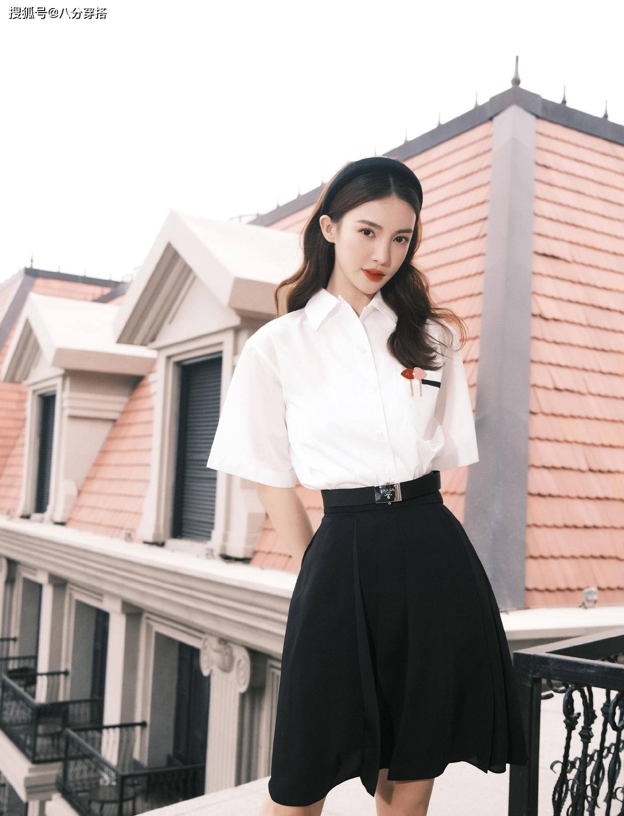 金晨穿搭太个性了牛仔连衣裙一半休闲一半性感时髦又吸睛