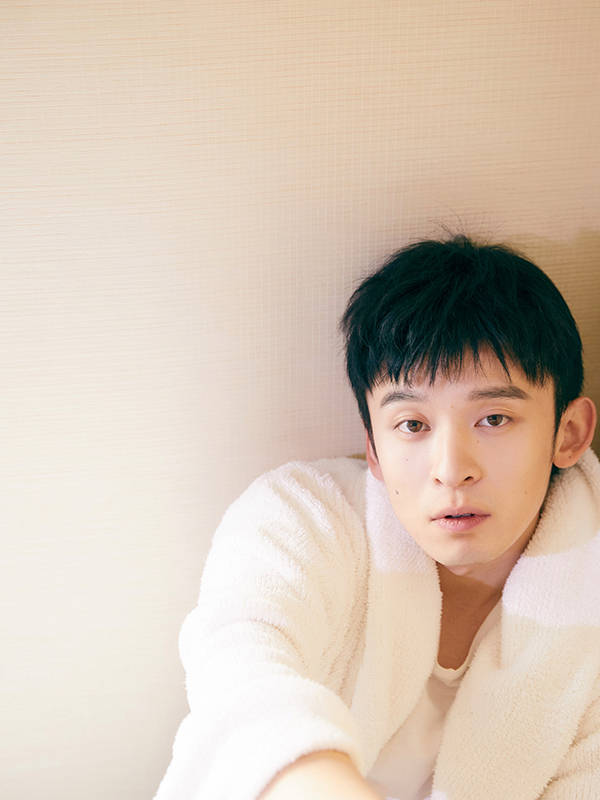 董子健浴袍写真来袭冬日暖阳下的随性惬意