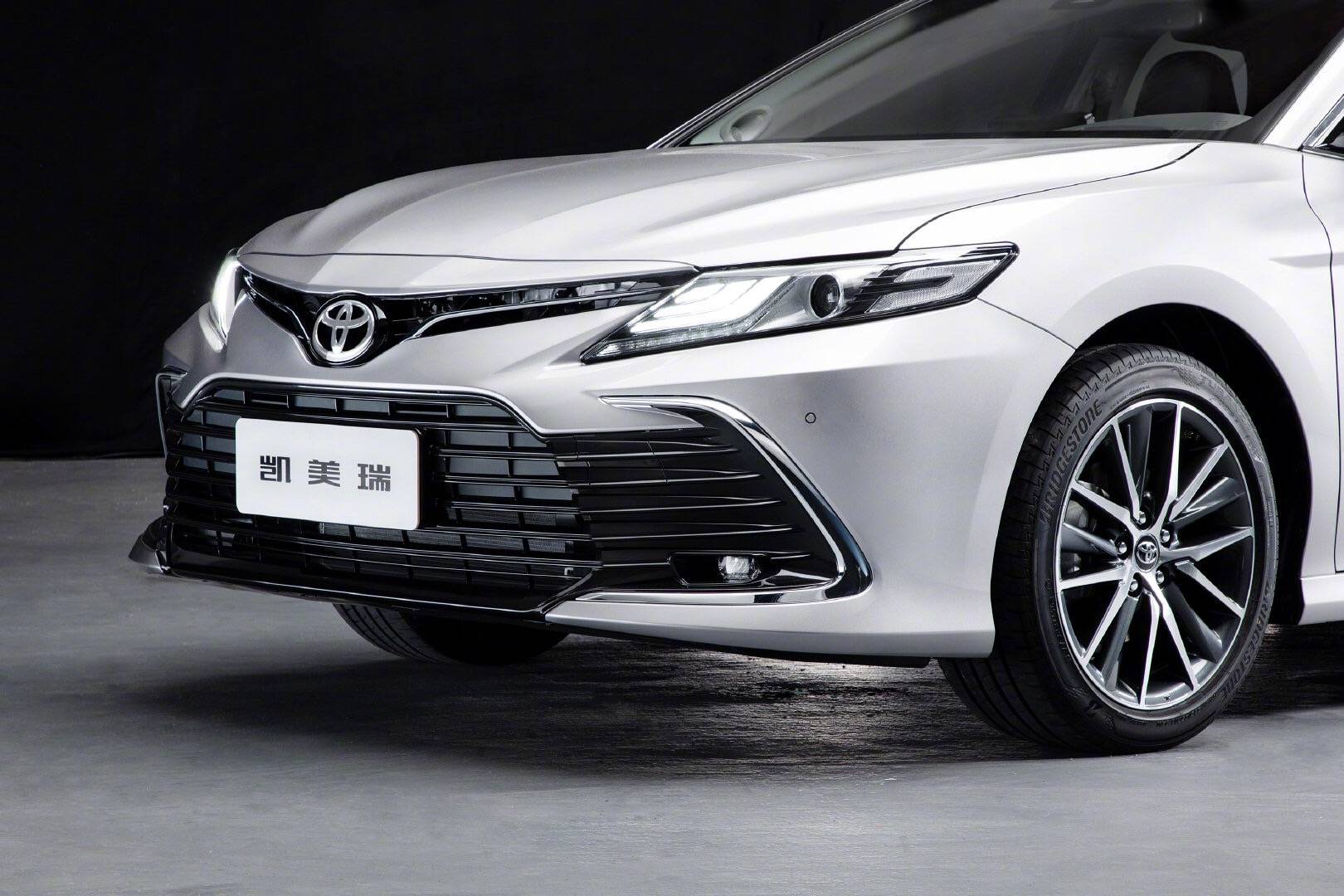 配置升级中控屏更大 新款丰田凯美瑞将于2月25日上市_手机搜狐网