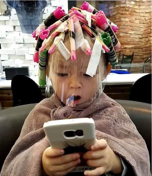 原创新年来临宝爸带孩子去烫头引起争议孩子该不该赶潮流