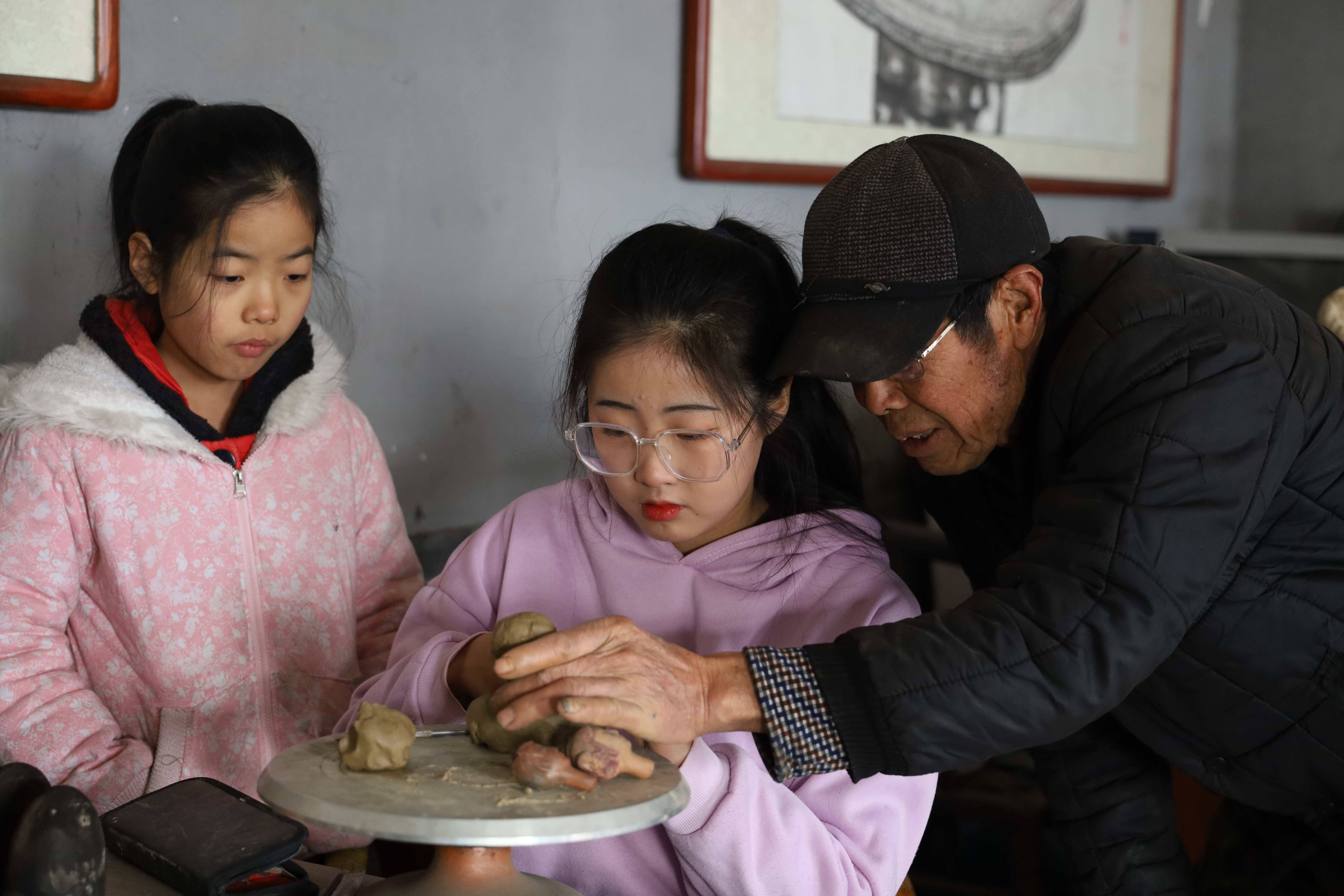 李锴的爷爷,今年70多岁的李培海聚精会神地盯着她