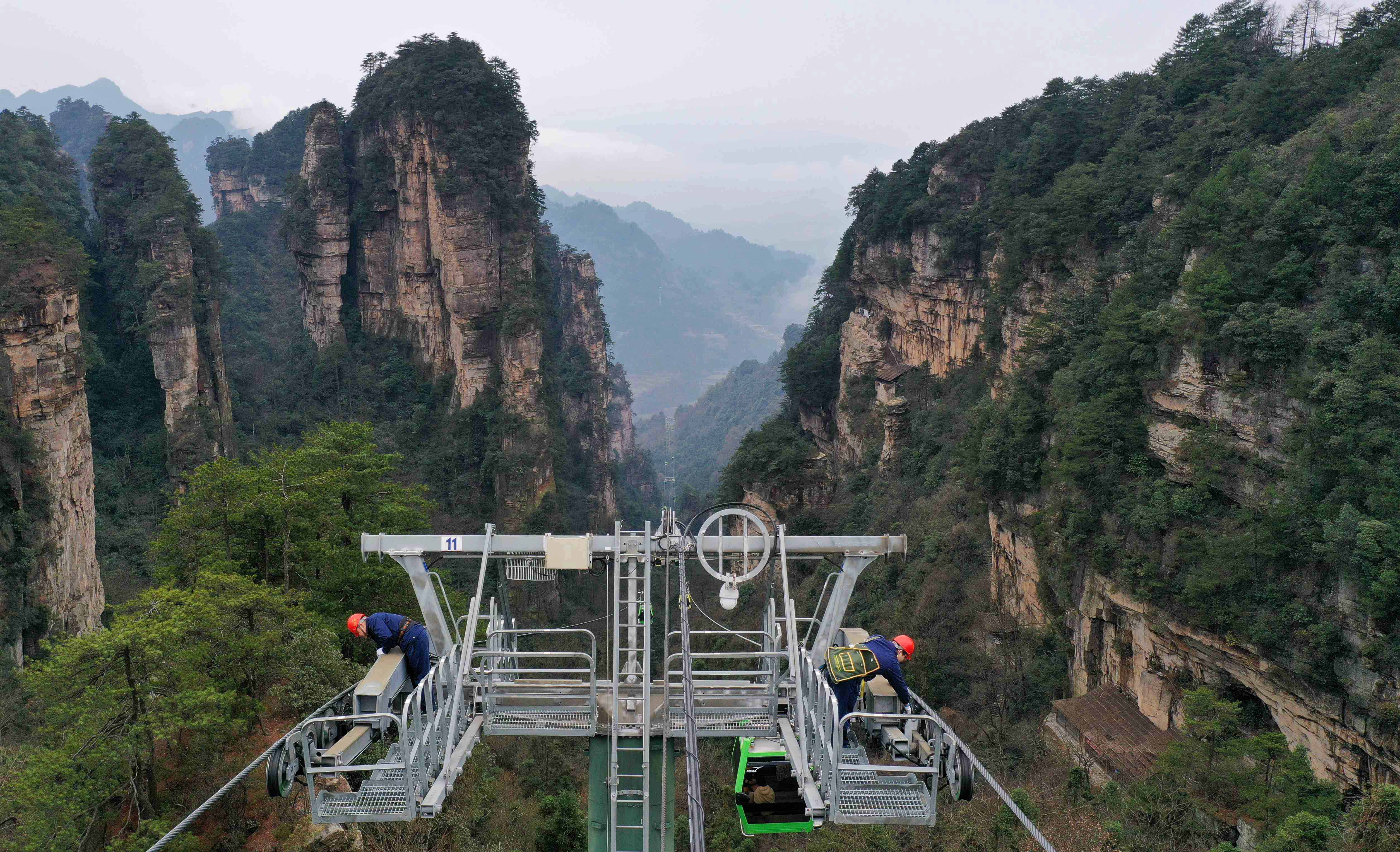 武陵源杨家界索道工：坚守岗位度除夕（组图）