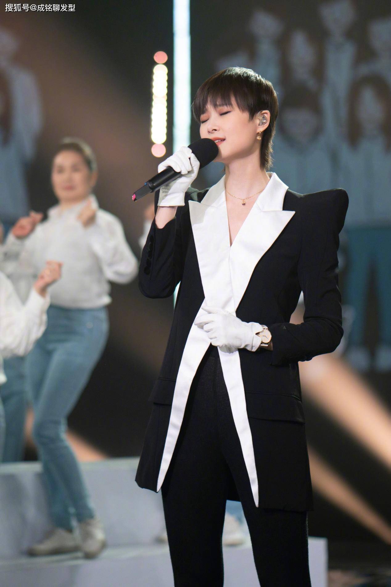 原创李宇春装酷很在行,白色西装又飒又霸气,中性风与众不同