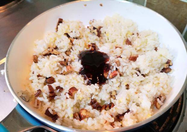 原创核桃仁也能炒饭先放核桃仁再放饭营养足一点都不苦涩