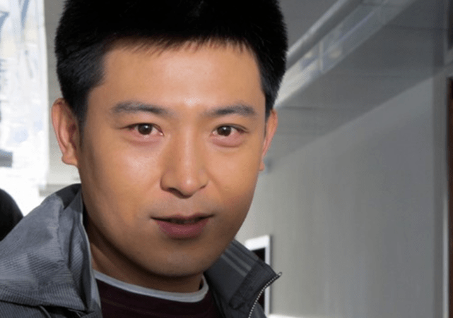 他曾无戏可演,如今却是霸屏春晚,妻子是他的强心针