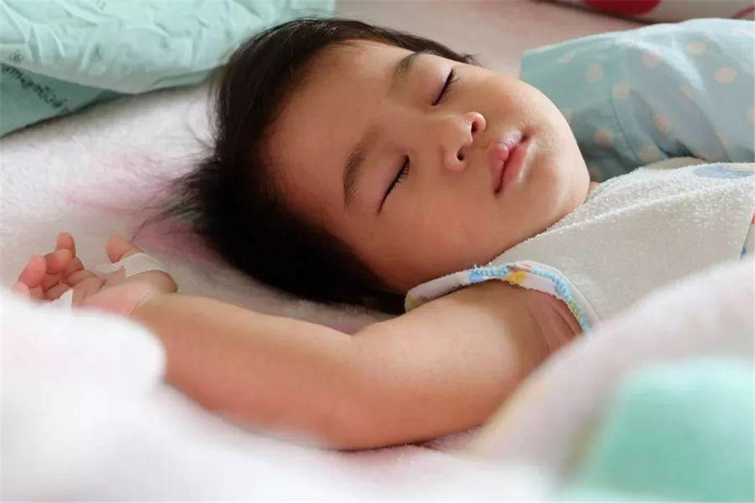 睡姿会影响身高?孩子若有这3种睡姿,长大至少比同龄人矮一截