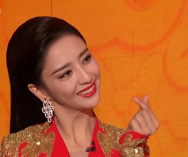 央视春晚主持“新人”龙洋成颜值担当,美貌不输女明星