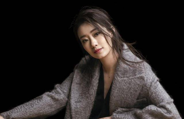 2021年央视春晚直播:贾玲衣服好适合扫福,张小斐毛衣上热搜?