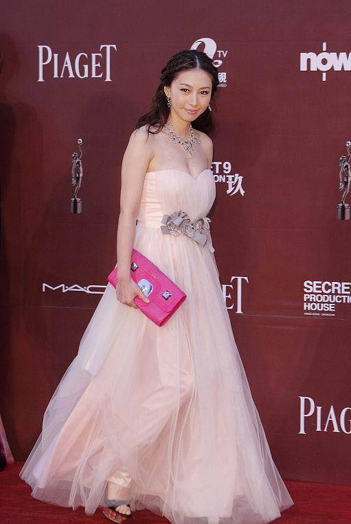 贾晓晨固然没有老公那样著名气,但是人家确凿一名气力出众的老演员了.