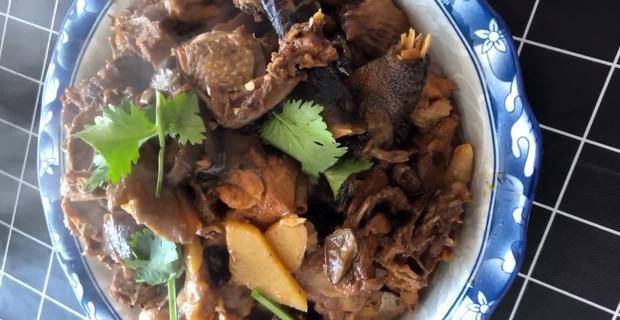东北小鸡炖蘑菇,口味鲜美肉质不柴不腥,招待客人高端上档次