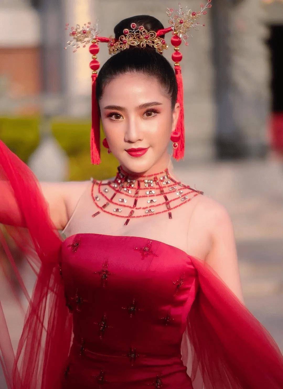 新年大吉一片红 原来老挝美女眼中的春节就是穿 中国风旗袍 旅景网