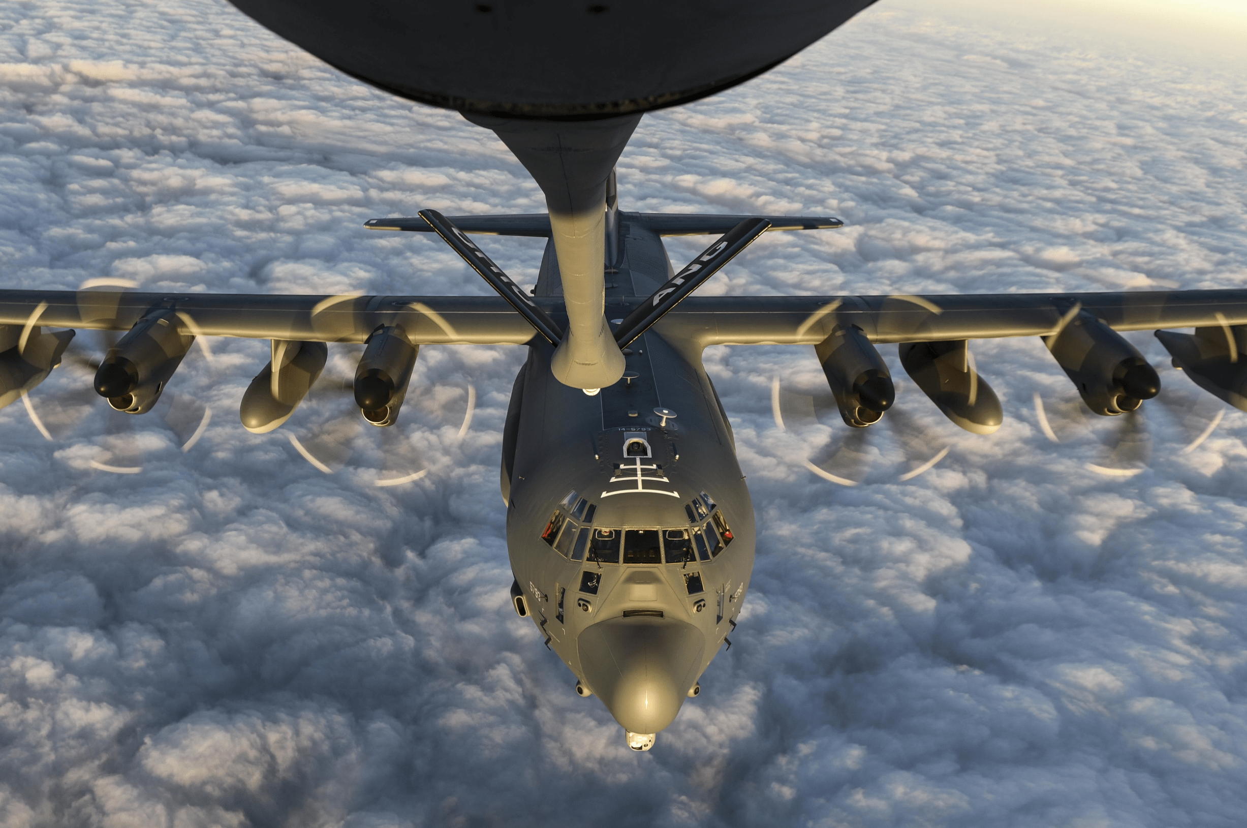 头号强国战略空运中重要的辅助力量c13不愧是世界上最成功的运输机