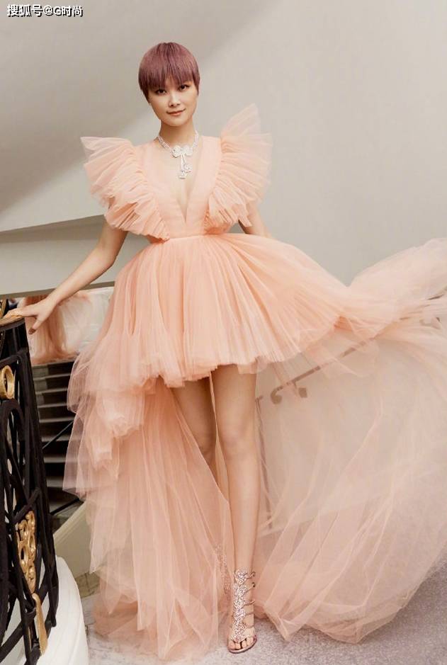 李宇春在线施展影分身术你们look查对数了么