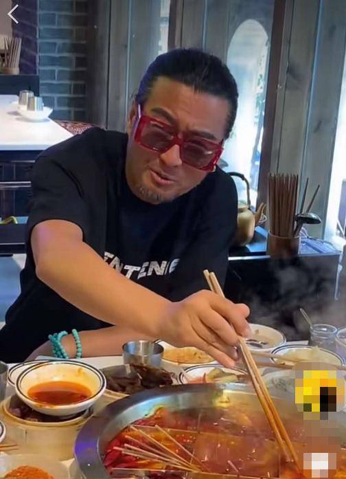 孙兴心酸商演又唱又跳很卖力台上不顾危险闭眼扔盒子砸到人群