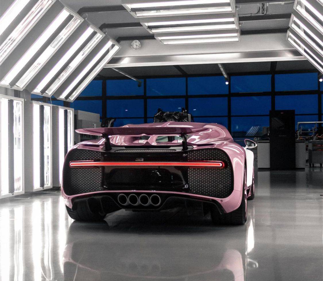 送妻子布加迪当礼物,全球1辆,320万美金,车上绣alice