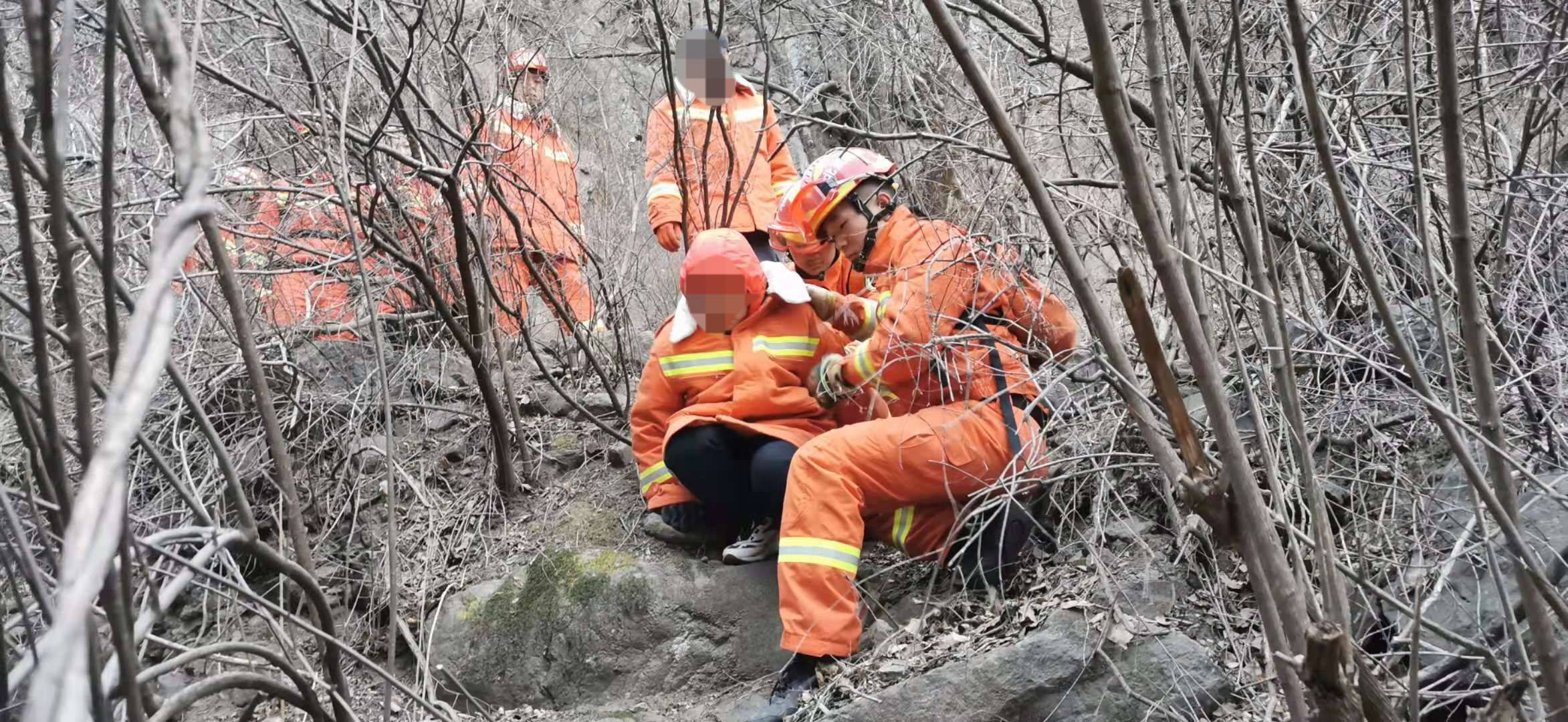 4名群众被困山中,门头沟消防成功救援