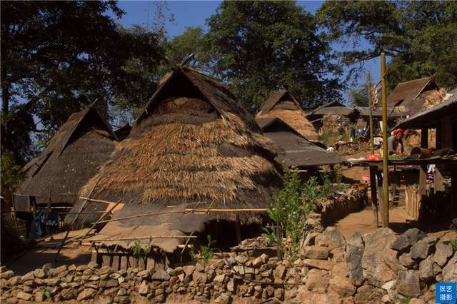 翁丁村曾被中国国家地理誉为“最后的原始部落”，如今被大火烧光