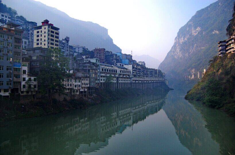 我国最狭窄的县城，建在悬崖峭壁下，看得头皮发麻