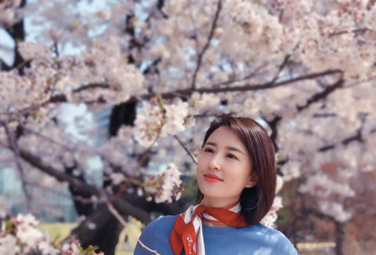 著名主持人张蕾好会穿,蓝色上衣配阔腿裤随性简约,好气质更惊艳