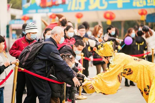 大年初五欢乐谷里财神送财运（组图）