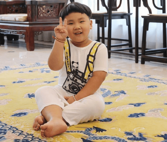 郭德纲晒两儿子温馨合照 郭麒麟甜笑安迪肚腩抢镜