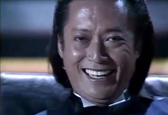 合照中72岁的方刚看起来十分年轻,虽然两鬓有着白发且身型比较瘦弱,但