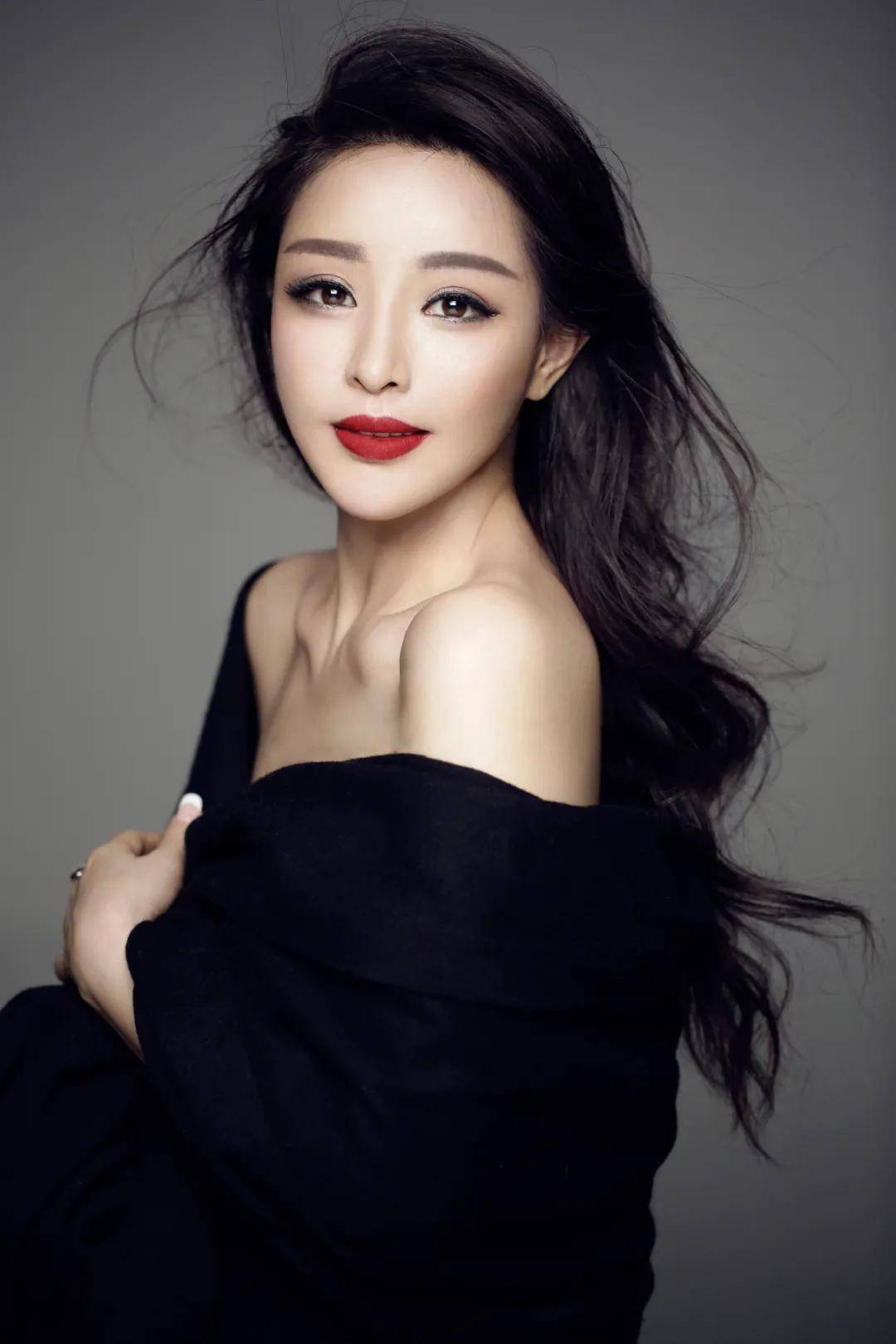 歌唱家谢名携新作家园春色美唱响cctv合唱春晚