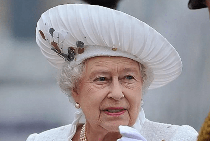 戴安娜帽子戴得最美艳,俩姐妹帽子有点尴尬_英国王室