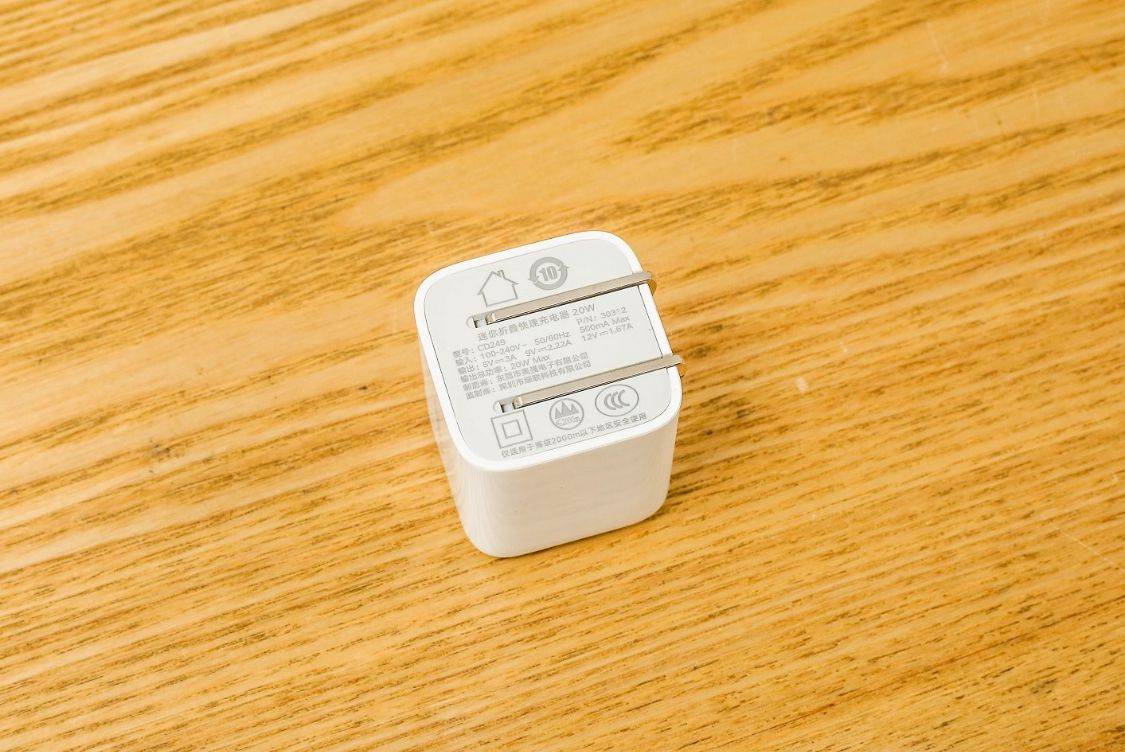 iPhone|充电器真的能够实现“体积小充电快”吗？绿联迷你20W充电头抢先开箱实测