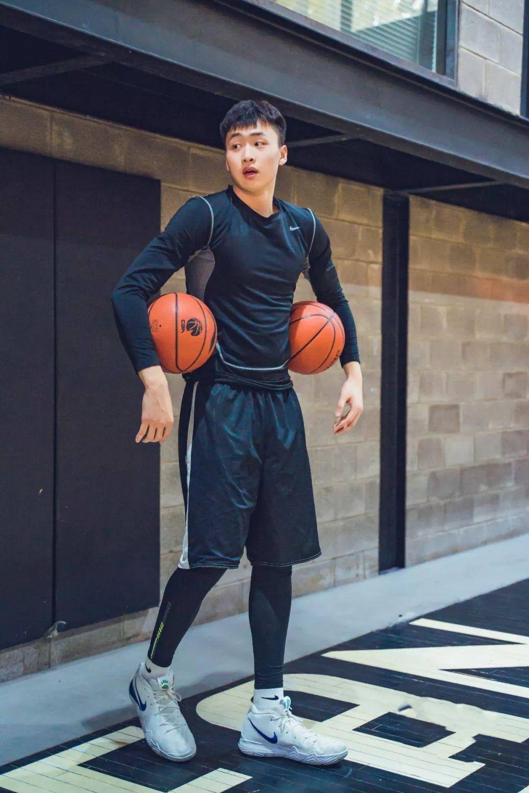 齐麟身高198cm,拥有出色的身体条件,虽然上赛季就已经进入cba,但一共